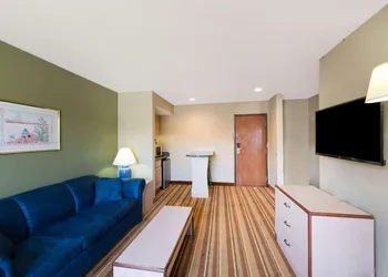 Super 8 by Wyndham Socorro hotel thumbnail 2