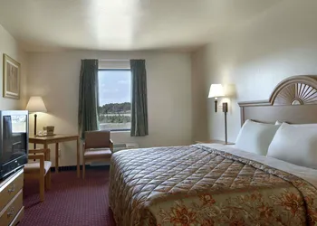 Days Inn by Wyndham Centre hotel thumbnail 2