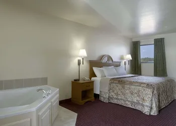 Days Inn by Wyndham Centre hotel thumbnail 3