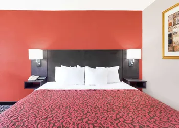 Days Inn by Wyndham Cullman hotel thumbnail 5