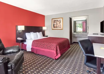 Days Inn by Wyndham Cullman hotel thumbnail 6