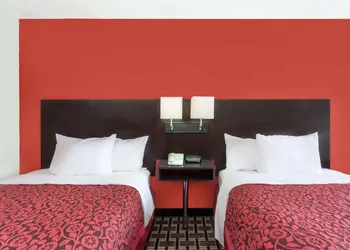 Days Inn by Wyndham Cullman hotel thumbnail 8