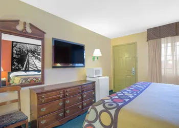 Super 8 by Wyndham Talladega AL hotel thumbnail 8