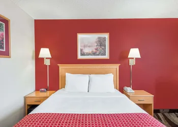 Days Inn by Wyndham Gillette hotel thumbnail 4