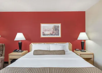 Days Inn by Wyndham Gillette hotel thumbnail 6