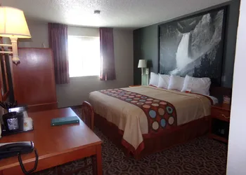 Super 8 by Wyndham Gillette hotel thumbnail 8