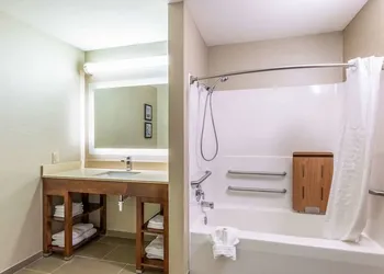Comfort Suites Escanaba West hotel thumbnail 8