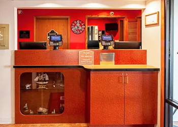 Econo Lodge Menomonie On The Bay hotel thumbnail 2