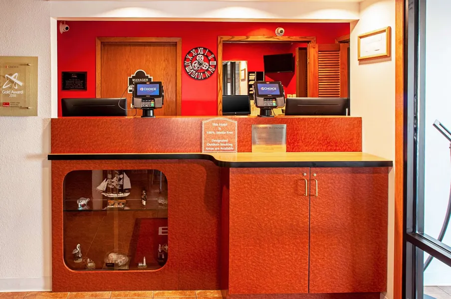 Econo Lodge Menomonie On The Bay hotel detail image 2