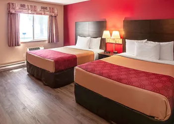 Econo Lodge Menomonie On The Bay hotel thumbnail 4