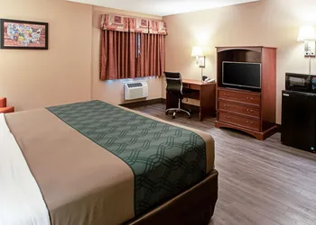 Econo Lodge Menomonie On The Bay hotel thumbnail 5