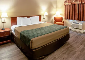 Econo Lodge Menomonie On The Bay hotel thumbnail 7