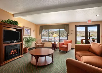 Super 8 by Wyndham Houghton hotel thumbnail 2