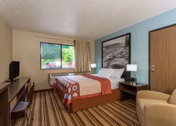 Super 8 by Wyndham Houghton hotel thumbnail 3
