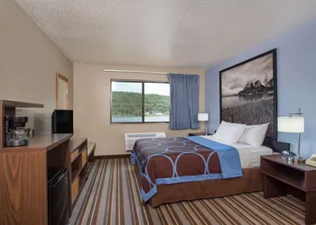 Super 8 by Wyndham Houghton hotel thumbnail 4