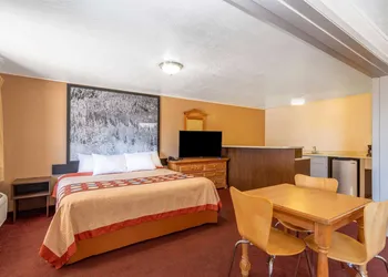 Super 8 by Wyndham Evanston hotel thumbnail 7