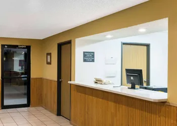 Super 8 by Wyndham Warrenton hotel thumbnail 2