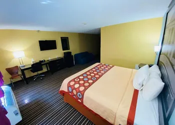 Super 8 by Wyndham Warrenton hotel thumbnail 3