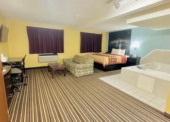 Super 8 by Wyndham Warrenton hotel thumbnail 4