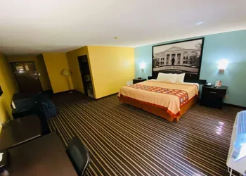 Super 8 by Wyndham Warrenton hotel thumbnail 6