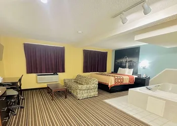 Super 8 by Wyndham Warrenton hotel thumbnail 7