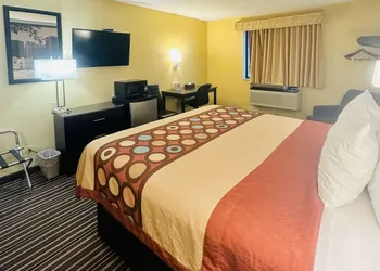 Super 8 by Wyndham Warrenton hotel thumbnail 8