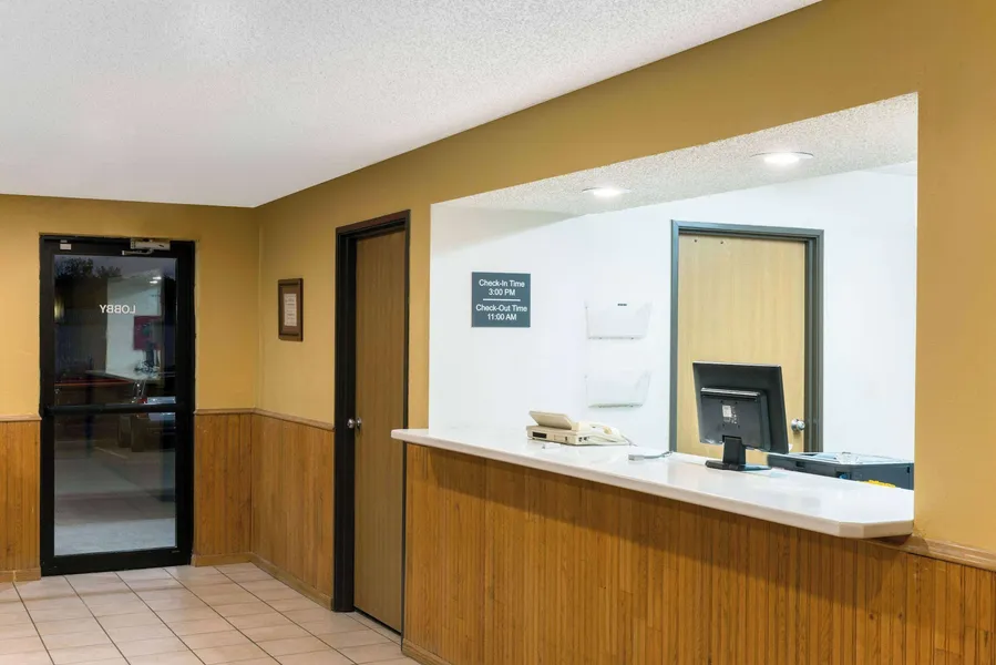 Super 8 by Wyndham Warrenton hotel detail image 2