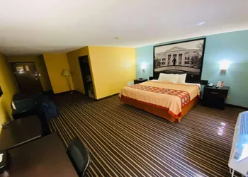 Super 8 by Wyndham Warrenton hotel thumbnail 6