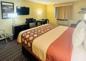 Super 8 by Wyndham Warrenton hotel thumbnail 8