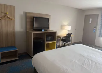 Days Inn by Wyndham Hannibal hotel thumbnail 6