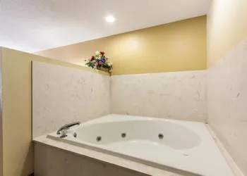 Quality Inn Andalusia hotel thumbnail 8