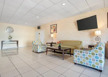 Quality Inn & Suites near Lake Eufaula hotel thumbnail 3