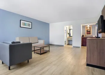 Quality Inn & Suites near Lake Eufaula hotel thumbnail 5