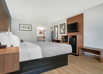 Quality Inn & Suites near Lake Eufaula hotel thumbnail 8