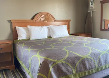 Super 8 by Wyndham Liberal KS hotel thumbnail 6