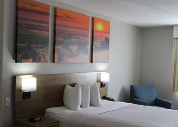 Days Inn by Wyndham Colby hotel thumbnail 8