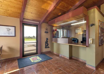 Super 8 by Wyndham Dodge City hotel thumbnail 3