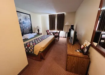 Super 8 by Wyndham Dodge City hotel thumbnail 5