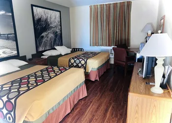 Super 8 by Wyndham Dodge City hotel thumbnail 6