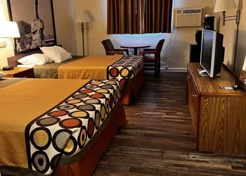 Super 8 by Wyndham Dodge City hotel thumbnail 7