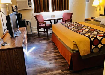 Super 8 by Wyndham Dodge City hotel thumbnail 8