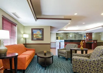 Comfort Inn & Suites Hutchinson hotel thumbnail 2