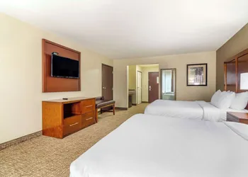 Comfort Inn & Suites near Bethel College hotel thumbnail 6