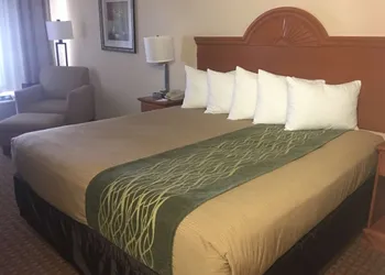 Super 8 by Wyndham Great Bend hotel thumbnail 2