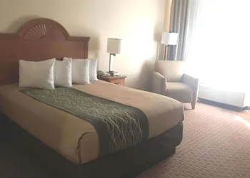 Super 8 by Wyndham Great Bend hotel thumbnail 5