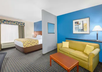 Baymont by Wyndham Pratt hotel thumbnail 4