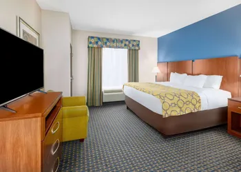 Baymont by Wyndham Pratt hotel thumbnail 5