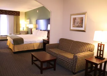 Holiday Inn Express Hotel & Suites Pratt by IHG hotel thumbnail 4