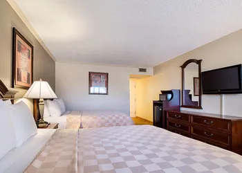 Clarion Inn Garden City hotel thumbnail 8