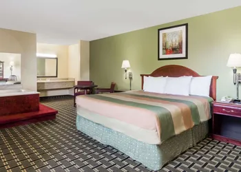 Days Inn by Wyndham Blakely hotel thumbnail 3
